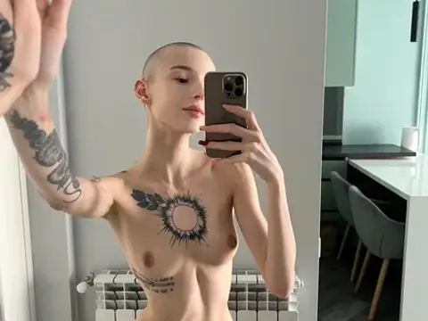 Are bald girls like me your type?